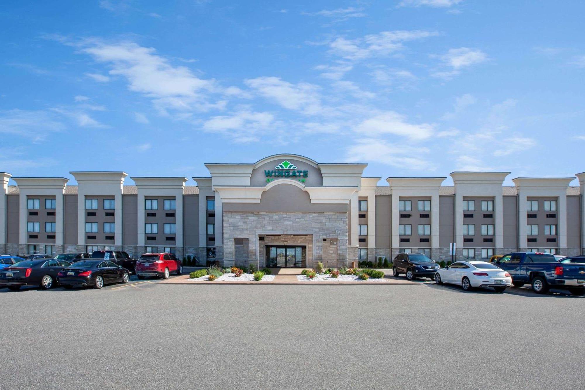6 Business Hotels Near Crowley Park That Deliver for Work Trips