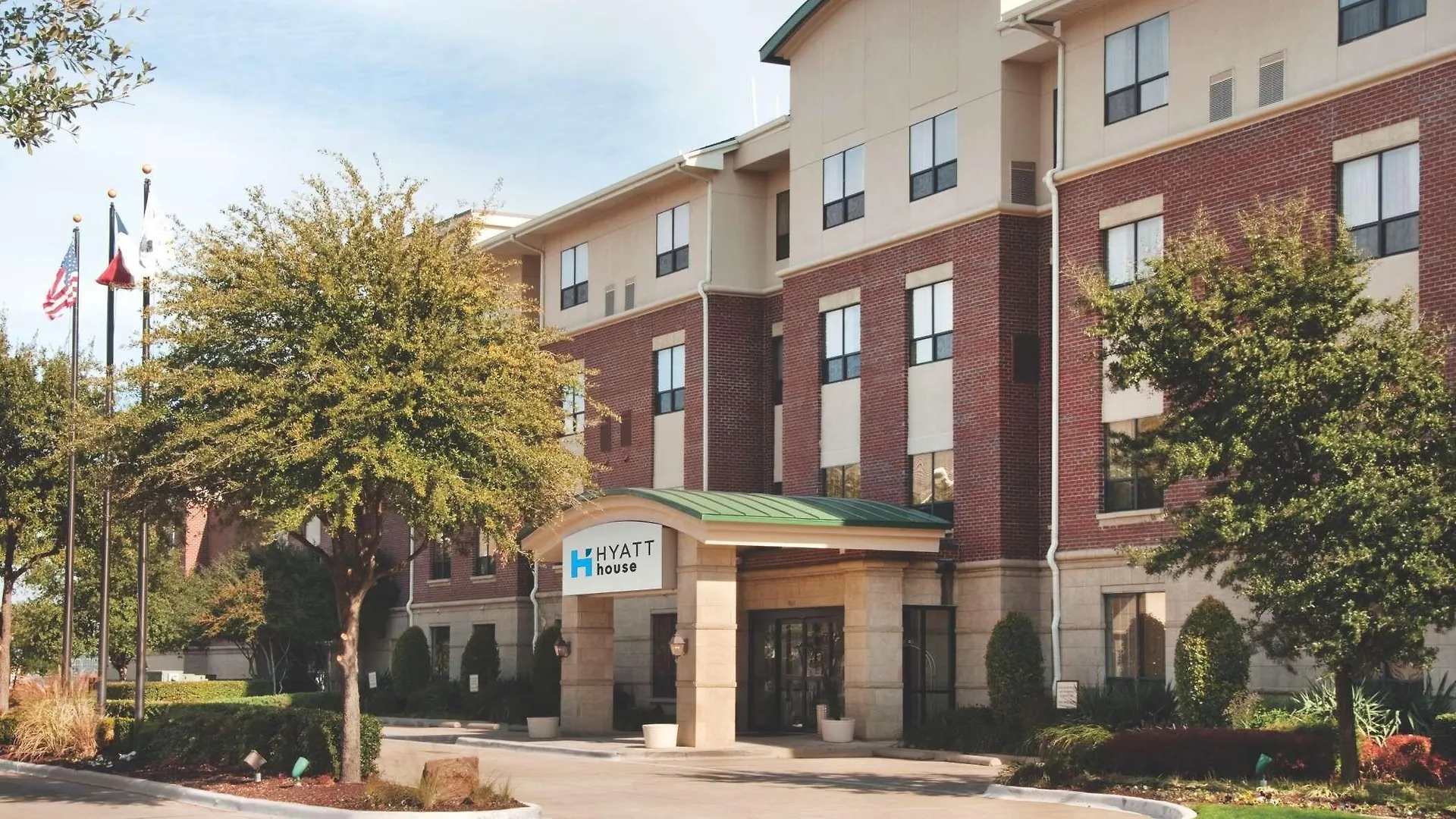 Where to Stay Near American Institute of Musical: 14 Airport Hotels