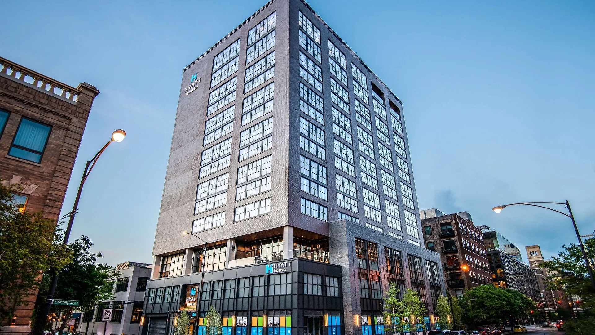 8 Business Hotels Near Chicago Historical Society Worth Booking