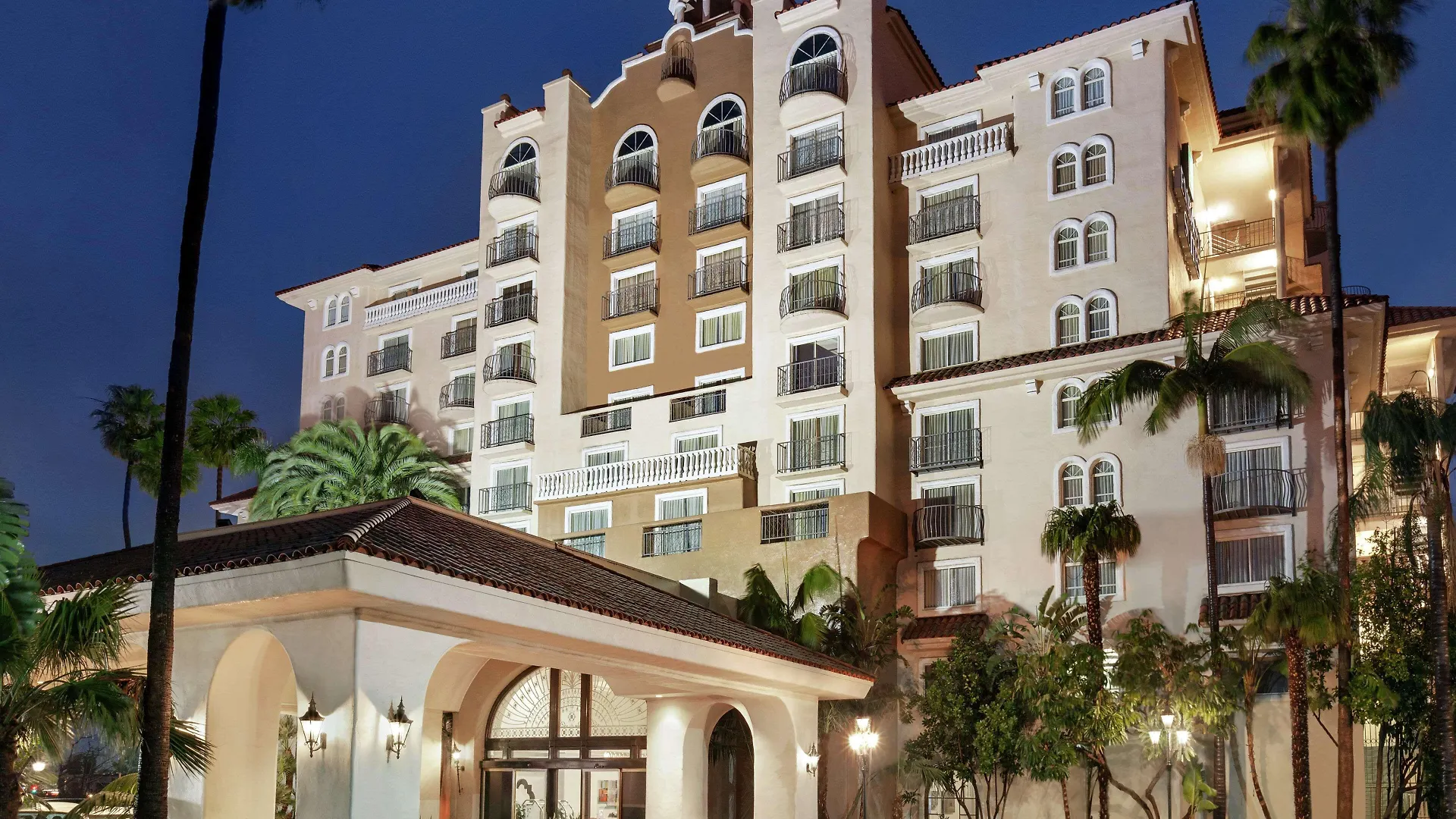 15 Business Hotels Near Santa Ana Community College That Deliver