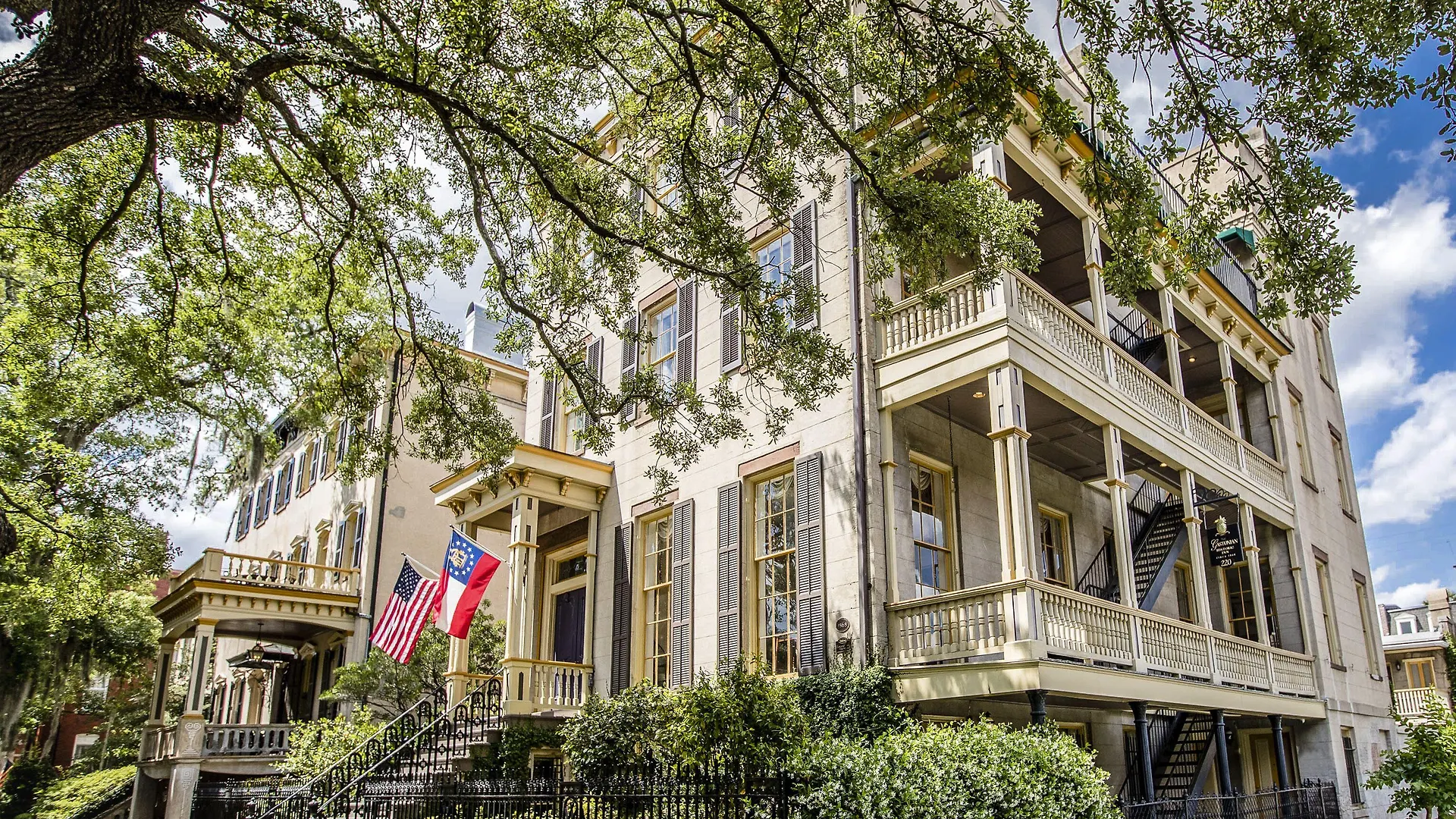 8 Central Hotels Near Savannah's Waving Girl Statue Worth Booking