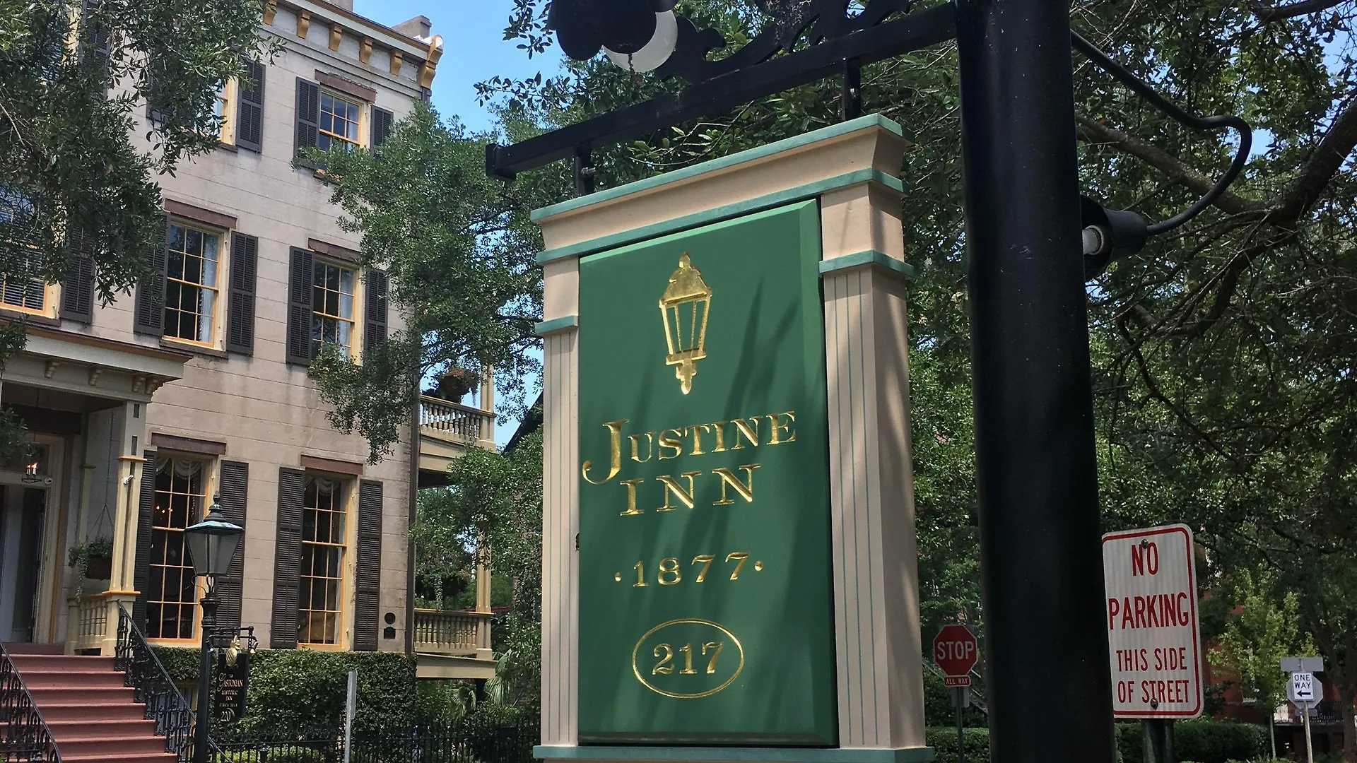 Staying Near Lake Mayer Park: 6 Central Savannah Hotels Compared