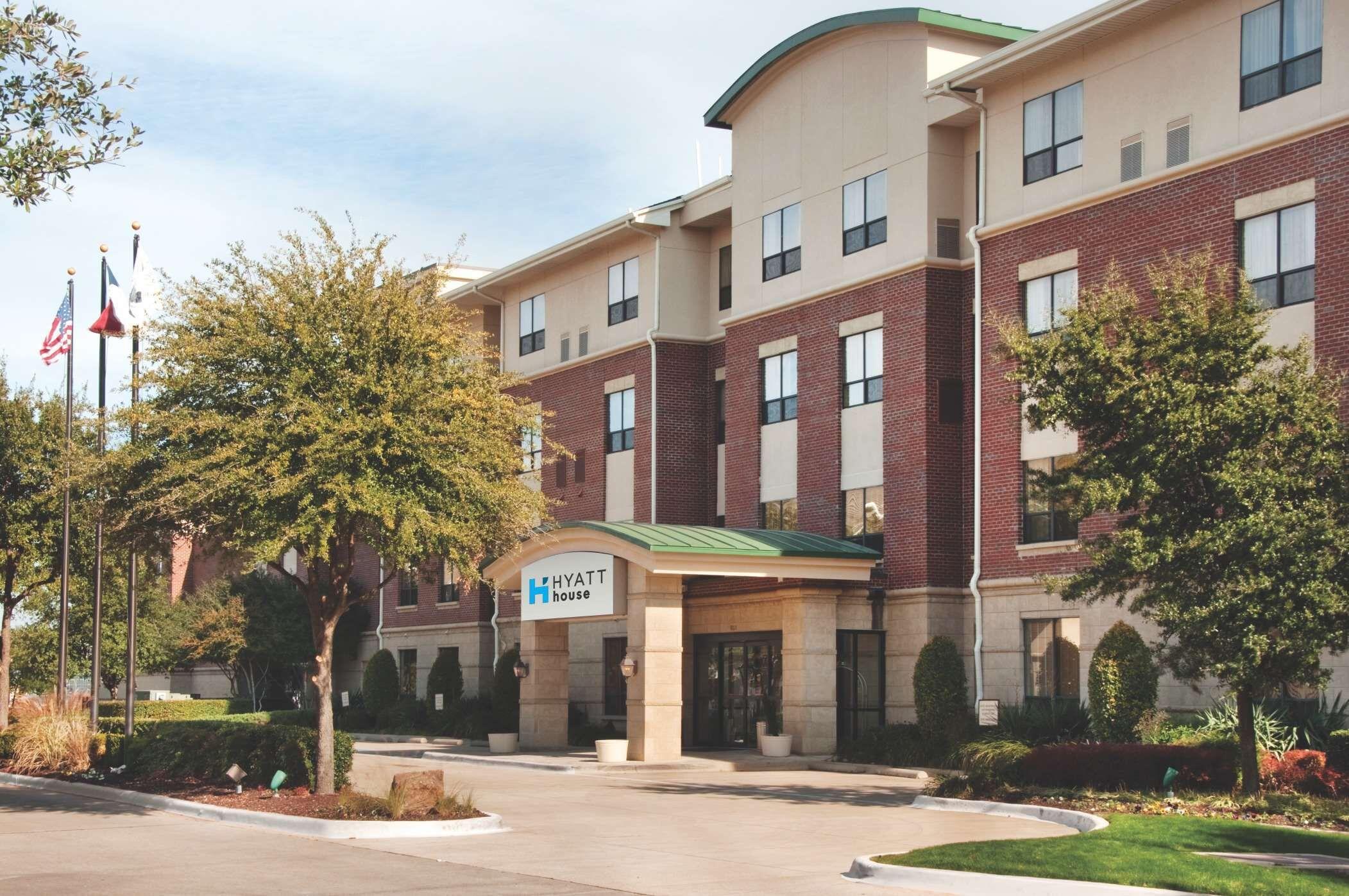 Where to Stay Near American Institute of Musical: 14 Airport Hotels