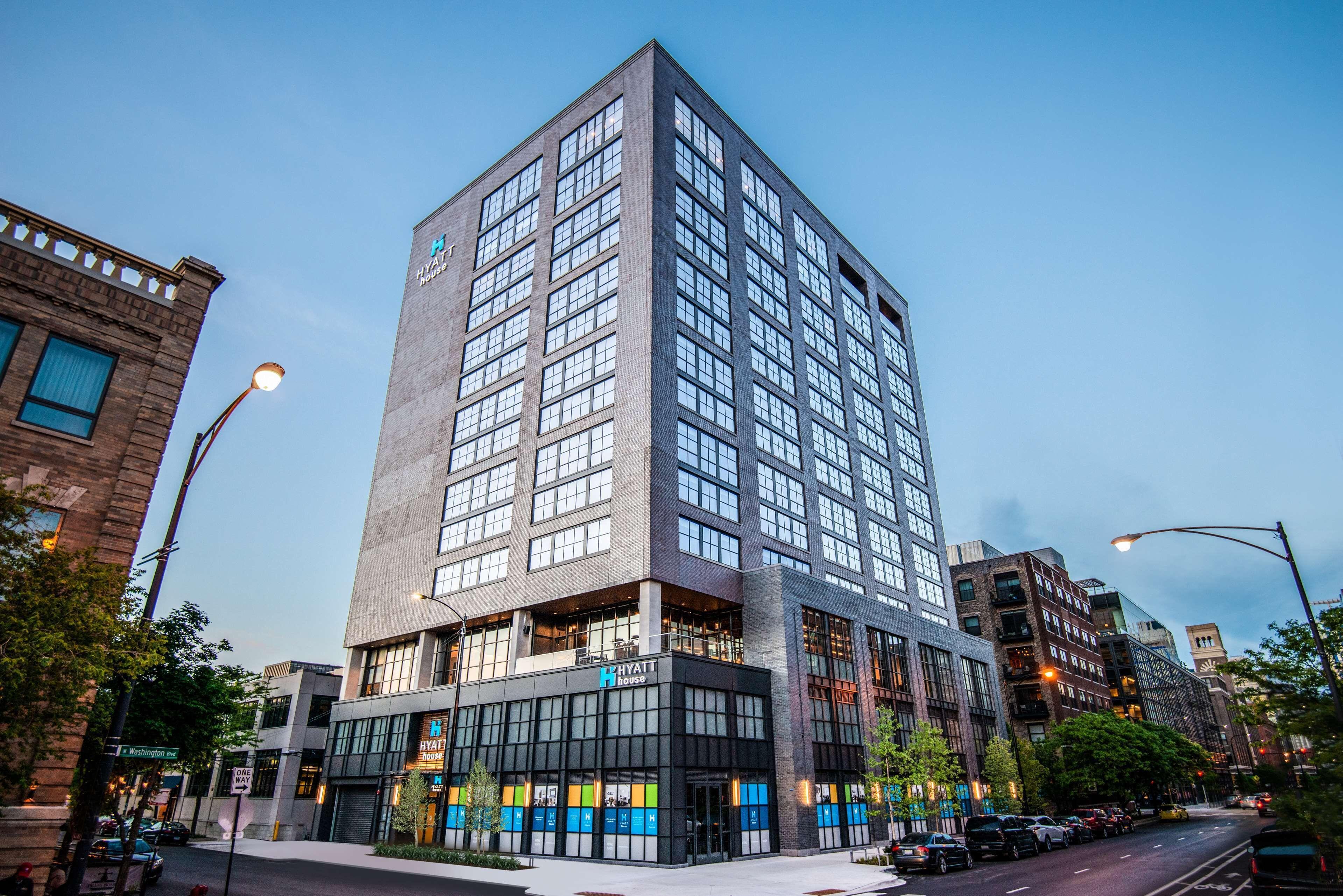 8 Business Hotels Near Chicago Historical Society Worth Booking