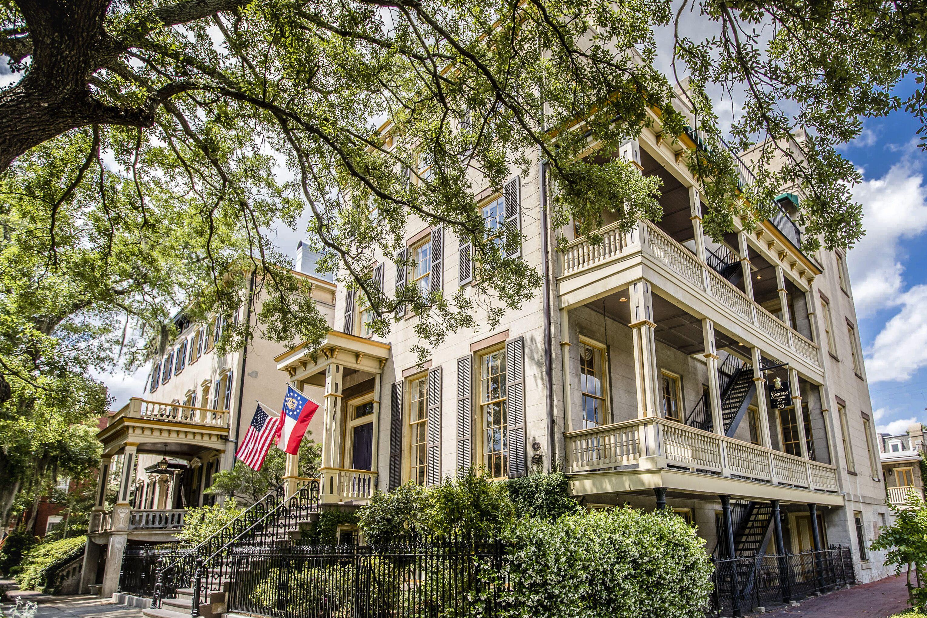 8 Central Hotels Near Savannah's Waving Girl Statue Worth Booking